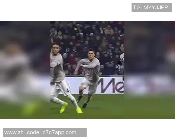 足球得分庆祝瞬间的激情与创意展现，感受球场上的欢呼与团结